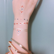 Paperself vzor s farebnými dekoračnými motívmi na ruky a nohy