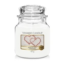 Snow In Love Yankee Candle - stredná sviečka