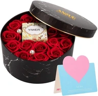 Krabička s umelou ružou a prírodnou sviečkou
