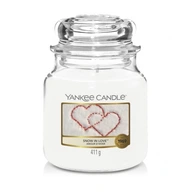 Snow In Love Yankee Candle - stredná sviečka Snow In Love Yankee Candle - stredná sviečka
