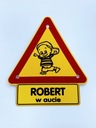 Trojuholníková tabuľka s menom ROBERT v aute