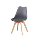 Škandinávska šedá stolička na drevených nohách