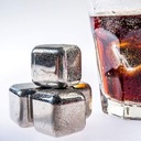 Kovové kocky ľadu pre whisky drinky