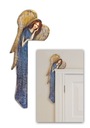Anjel nad dverami ručne maľovaný modrým drevom