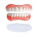 Umelé zuby prekrývajú zubnú protézu ďasna zhora nadol