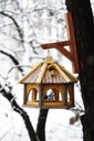 Krmítko pre vtáky s drevenou hniezdnou búdkou do záhrady KL40 s PL vešiakom