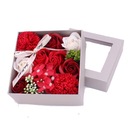 Kvetinová krabička s mydlovými kvetmi a ružami ako darček