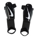 Futbalové chrániče holení Nike Charge DX4610-010 M (160-170 cm)
