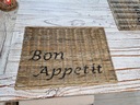 Rustikálne ratanové prestieranie Hampton s nápisom Bon Appetit