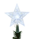 Hviezdny hrot špicatého vrcholu na vianočnom stromčeku je osvetlený LED svetielkami