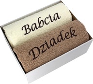 DARČEK PRE BABKU A DEDKA SADA DVOCH UTERÁKOV S VÝŠIVKAMI BABKA A DEDKA DARČEK PRE BABKU A DEDKA SADA DVOCH UTERÁKOV S VÝŠIVKAMI BABKA A DEDKA