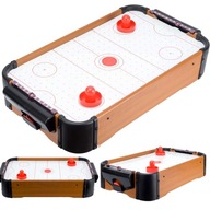 Hokejový hokej sa hrá na drevenom stole pre Hokejovú hru