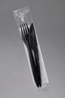 Súprava príborov: obrúsok, vidlička, čierny nôž