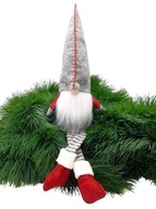 Gnóm, vianočný trpaslík, sedí na parapete