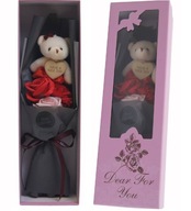 Medvedík s kvetmi a ružami v darčekovej krabičke