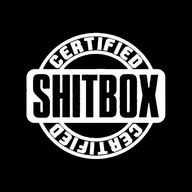 Nálepka na auto CERTIFIKOVANÝ SHITBOX v bielej farbe Nálepka na auto CERTIFIKOVANÝ SHITBOX v bielej farbe