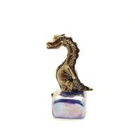 Kovová figúrka draka na kameni s bruchom (4)
