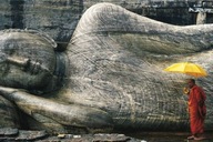 Kamenný Budha - mních s dáždnikom - plagát Kamenný Budha - mních s dáždnikom - plagát