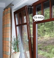 Vertikálna kovová mriežka chrániaca kryt okna