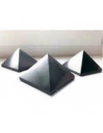 Šungitová leštená pyramída 12 cm AquaVitus