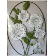 Kovová nástenná dekorácia s bielymi a zelenými kvetmi