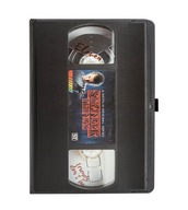 Zápisky Stranger Things zamaskované ako darček na kazetu VHS Zápisky Stranger Things zamaskované ako darček na kazetu VHS