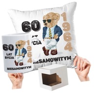 HRNČEK + VANKÚŠ darček k 60. narodeninám MEDVEĎ 60 ROKOV BYŤ ÚŽASNÝ HRNČEK + VANKÚŠ darček k 60. narodeninám MEDVEĎ 60 ROKOV BYŤ ÚŽASNÝ