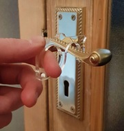 Plastová kľúčenka na otváranie dverí bez