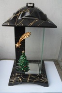 Čierna kaplnková sviečka s vianočným stromčekom a hviezdou