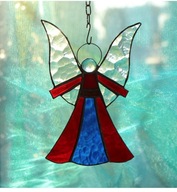 Tiffany červený modrý anjel z farebného skla na okne