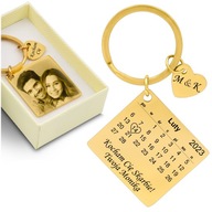Zlatý prívesok na kľúče s kalendárom s GRAVÍROU ako darček ZDARMA