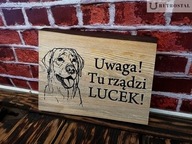 Drevená tabuľa s plaketou labradorského psa