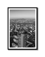 Sky Tower Wrocław pohľad na horu Ślęża 40x50cm Biela r