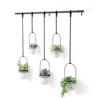 Čierny závesný stojan na kvety s 5 kvetináčmi Triflora Umbra Čierny závesný stojan na kvety s 5 kvetináčmi Triflora Umbra