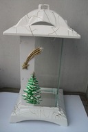 Sviečka, biela svätyňa s vianočným stromčekom a hviezdou