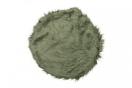 Okrúhly koberec z mäkkej kožušiny na zelenú stoličku