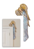 Modrý anjel nad ručne maľovanými drevenými dverami