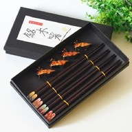 Elegantná sada sushi paličiek so stojanmi na kačičky Elegantná sada sushi paličiek so stojanmi na kačičky