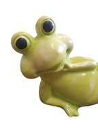 Figúrka ležiacej veľkej zelenej záhradnej žaby