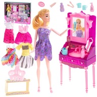 Módna bábika s toaletným stolíkom a modelom oblečenia