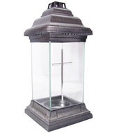 Sklenený lampáš v kaplnke, skromná sviečka s krížikom Sklenený lampáš v kaplnke, skromná sviečka s krížikom