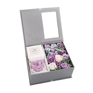 Kvetinová krabička na mydlo s ružovým mydlom v kvetoch