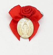 Medailón na kočík s červenou mašľou a ružou. .