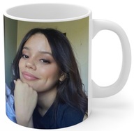 Hrnček + darček pre herečku JENNA ORTEGA Hrnček + darček pre herečku JENNA ORTEGA