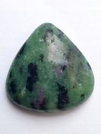 Rubín v zoisitovom kabošone ~2,3x2,2 cm č.19 Rubín v zoisitovom kabošone ~2,3x2,2 cm č.19