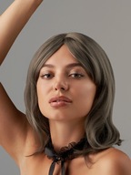 Módna sivá parochňa, stredne dlhé vlasy s ofinou Módna sivá parochňa, stredne dlhé vlasy s ofinou