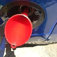 Tankovanie auta funkčnejší lievik Tankovanie auta funkčnejší lievik