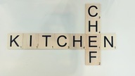 Drevená nástenná dekorácia s nápisom Kitchen Chef