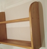 Dvojitá polica vyrobená z borovicového dreva