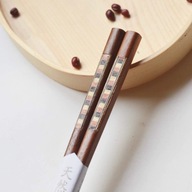 Drevené paličky na sushi s vyrezávaným zdobením